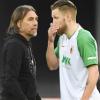 Trainer Martin Schmidt (links) und Jeffrey Gouweleeuw diskutieren nach dem 1:1 gegen Freiburg. Der Verteidiger bemängelte, dass sein FCA es nicht geschafft hat, die 1:0-Führung über die Zeit zu bringen. 