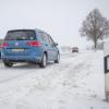 Schnee und Eis werden Autofahrerinnen und Autofahrern in Schwaben kommende Woche wohl wieder zu schaffen machen. 