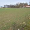 Auf dieser Fläche am Ederhof (rechts im Hintergrund) soll eine große Photovoltaikanlage entstehen.