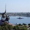 Hinter dem sowjetischen Denkmal «Soldat und Seemann» liegen ein U-Boot und Kriegsschiffe der russischen Schwarzmeerflotte vor Anker in der Hafenstadt Sewastopol.