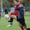 Im Gleichschritt und mit hohem Bein versuchen hier Westendorfs Benjamin Sörgel (vorne) und Achsheims Jörg Bittner an den Ball zu kommen. Der Spieler im dunklen Trikot war schneller. 	
