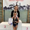 Doppelter Stolz: Trainerin Elina Plitzko mit ihrem Schützling Anna Lena Schmid, die sich den bayerischen Meistertitel holte. 	