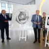 Die große „Weiße Rose“ ist ein Geschenk, die kleine kann man kaufen: (von links) Oberbürgermeister Gunter Czisch, Siegfried und Jutta Weishaupt, Landtagsabgeordneter Martin Rivoir und Nicola Wenge vom DZOK. 