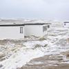 Badehäuser treiben wegen Sturmtief "Hans" bei der dänischen Stadt Loekken im Wasser der Nordsee. Das Unwetter hat in Skandinavien zu Überschwemmungen, Bränden und Wasserschäden geführt. 