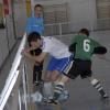 Die Bande war einmal – Futsal wird ohne Umrandung gespielt. Damit gehören solche Zweikämpfe, wie hier von Bobingens Roberto Di Santo (in Weiß), der Vergangenheit an.  
