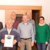 Anton Link senior ist neues Ehrenmitglied des Gesangvereins Frohsinn Fristingen. Bei der Ehrung dabei waren (von links) Stadtrat Alexander Lehmann, Ehrenmitglied Anton Link, Zweiter Vorsitzender Manfred Traber, Vorsitzender Georg Strasser, Notenwart Karl Wiedenmann, Chorleiterin Julia Rabel und Schatzmeister Markus Dirr.  	