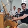 Einen Wechsel gibt es in der Pfarrei Aichach. Kirchenmusiker Christoph Stiglmeir (rechts) übernimmt die Stelle von Ingrid Plomer (Mitte), die aus gesundheitlichen Gründen aufhört. Für Stadtpfarrer Herbert Gugler (links) ist der 25-Jährige ein Glücksgriff.