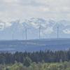 Die Fuchstaler Windräder mit Blick auf die Alpen.