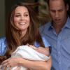 Die Herzogin von Cambridge, Catherine, hält ihren Neugeborenen im Arm: Prinz George Alexander Louis von Cambridge.