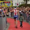 Nach einem guten Rennen beim Wörthsee Triathlon ließ sich Tom Weikert beim Zieleinlauf mit Sohn Luca von den Zuschauern als Dritter feiern. 	