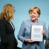 Das Bild zeigt Bundeskanzlerin Angela Merkel nach dem W.20-Gipfel 2017 mit der Präsidentin des Verbandes deutscher Unternehmerinnen, Stephanie Bschorr (links) und der Vorsitzenden des Deutschen Frauenrates, Mona Küppers (rechts).