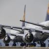 Die Bundesregierung berät mit der Lufthansa in der Corona-Krise eine mögliche Staatsbeteiligung.