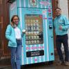 Der neue Eisautomat ist nicht nur ein Hingucker auf dem Rathausplatz in Bellenberg, sondern versorgt auch rund um die Uhr mit der Erfrischung. Cornelia und Lorenz Hirschberg. haben ihn aufgestellt.