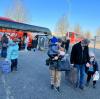 In der vom Landratsamt und vielen Ehrenamtlichen vorbereiteten Unterkunft in Derching sind am Sonntag  75 Menschen mit drei Bussen angekommen.