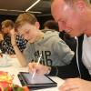 Schüler einer Tablet-Klasse des Deutschherren-Gymnasiums in Aichach erklären Lehrern aus ganz Bayern, wie sie arbeiten. 	Fotos: Philipp Schulte