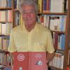 Stolz ist Karl Hartmann auf das von ihm zusammengestellte Buch über die 100-jährige Geschichte des Fußballs in Thannhausen.