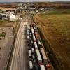 Lastwagen stehen Ende November 2023 in langen Schlangen hintereinander, um die Grenze in Medyka zu überqueren.