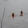 Marion Gruber (links) und Karin Merk bei eisigen Temperaturen im Lauinger Auwaldsee. Das Winterschwimmen, sagt Gruber, tut ihr gut.