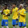 Der brasilianische Nationalspieler Lucas Paqueta (M) feiert mit seinen Teamkollegen Vini Jr. (l) und Neymar nach dem Führungstor seiner Mannschaft gegen Kolumbien.
