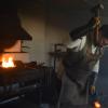 Seit April ist der schottische Schmied Ruairidh Pooler in der Schmiede in Haunsheim am Werk. Dort fertigt er mit Muskelkraft einzigartige Küchen- und Jagdmesser. 