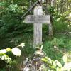 Ein schlichtes Holzkreuz erinnert an die toten Soldaten, die vor 80 Jahren nach einem Zusammenstoß mehrerer Bomber hier bei Bauhofen ums Leben kamen. 
