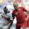 Arjen Robben vom FC Bayern (r) nimmt es mit den Stuttgartern Arthur Boka (M) und Zdravko Kuzmanovic auf. dpa