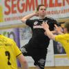 Fabian Abstreiter (schwarzes Trikot) ist eine feste Größe bei den Friedberger Handballern geworden. 