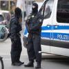 Deutschlandweite Razzia gegen eine Reichsbürger-Gruppe: Polizisten stehen an einem durchsuchten Objekt in Frankfurt.