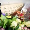 Blumen, Briefe und ein Stofftier liegen auf dem S-Bahn Steig Jungfernstieg zum Gedenken an die zwei Opfer einer tödlichen Messerattacke.