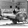 Der ausgebrannte Hubschrauber auf dem Flugfeld in Fürstenfeldbruck – ein Symbol für die gescheiterte Befreiungsaktion.  