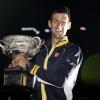 Keine Zeit zum lange Jubeln: Noch in der Nacht nach seinem Sieg in Melbourne sauste Novak Djokovic zurück nach Europa. Foto: Dennis Sabangan dpa