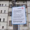 Ein Schild davor gesetzt, ein Zaun, Türen absperren. Und dann rotten die verlassenen Häuser vor sich hin – die Stadt Donauwörth will den maroden Wohnblocks in Bahnhofsnähe ab 2015 mit der Abrissbirne zu Leibe rücken. 