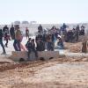 Syrische Flüchtlinge warten im Flüchtlingscamp der UN im jordanischen Azraq. Das Camp wird vom UN-Flüchtlingshilfswerk geführt und liegt rund 100 Kilometer östlich der Hauptstadt Amman. In der Nähe der geschlossenen Grenze sowie in der Stadt Asas harren gut 30 000 Flüchtlinge aus.