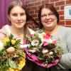 Beate (rechts) und Sara Paulus von der Blumenstube in Türkheim zeigen bunte und blühende Frühlingsgrüße. 