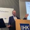 Ifo-Chef Clemens Fuest beim 50. Konjunkurgespräch der IHK Schwaben und der Uni Augsburg.