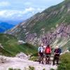 Familie Fuchs erinnert sich auf dem Foto an eine Bergtour am Mädelejoch. Es zeigt Josef Fuchs, Jakob Fuchs und Helmut Micheler auf dem Weg zur Mädelegabel, im Hintergrund die Kemptener Hütte.