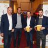 Mit Popcorn ausgerüstet sind (v. l.) Stefan Reuter, Michael Ströll, Manuel Baum und Daniel Baier bereit für die Kino-Dokumentation „Mehr als nur 90 Minuten“ über den FC Augsburg.