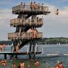 Der Zehnmeterturm ist das Wahrzeichen des Strandbads in Utting am Ammersee.