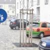 Die gepflasterten Flächen im neugestalteten Zentrum um die Hofwirtschaft in Kaisheim sollen frei von geparkten Autos sein. Die provisorisch aufgestellten Fußgängerweg-Schilder zeigen bislang aber wenig Wirkung. 