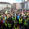 Verdi macht Kundgebung am Streiktag. Zuvor Demos Willy-Brandt-Platz und Kälberhalle in Richtung Rathaus                                          