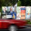 Wahlplakate zur Europawahl am 26. Mai 2019 hängen an einer Plakatwand in Ichenhausen, während ein Cabrio schnell vorbei fährt. 