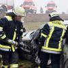 Ein Großaufgebot von Feuerwehr und Rettungsdienst befreite die Verletzten aus dem zerstörten Auto.