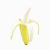 Nach dem Schälen einer Banane sollte man sich die Hände waschen. Denn auf und in der Schale finden sich immer wieder Rückstände von Pflanzenschutzmitteln.