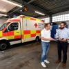 Der neue Geschäftsführer Daniel Freuding (rechts) und Notfallsanitäter Alexander Donderer (stellvertretender Leiter Rettungsdienst und Ausbilder) stehen in der in die Jahre gekommenen Fahrzeughalle der Rettungswache in Günzburg. 