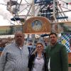 Lothar, Jasmin und Mike Hörmann (von links) vor ihrem nostalgischen Riesenrad auf dem Augsburger Plärrer. Die Dillinger Familie führt ein Schaustellerleben.