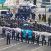 Mehr als 1000 Sicherheitskräfte sind vor dem Stuttgarter Messegelände in der Nähe des Flughafens im Einsatz, um Konfrontationen zwischen AfD-Mitgliedern und linken Demonstranten zu verhindern. Auch Wasserwerfer stehen bereit. Für den Bundesparteitag haben sich mehr als 2000 AfD-Mitglieder angemeldet.