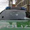 Die Polizei in Augsburg sucht nach einem Mann, der ein Mädchen in eine Garage locken wollte.  