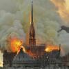 In Flammen: Weite Teile der Kathedrale wurden zerstört, der Vierungsturm auf dem Dach stürzte ein.