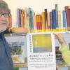 „Aufbruch“ in der Kissinger Bibliothek: Büchereileiterin Petra Narr und Vorsitzender Gernot Kragl organisieren eine Ausstellung des Kunstkreises Lechkiesel.  