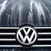 Morgentau auf der Motorhaube eines VW Passat Diesel. Im März wird diesen Modell in die Werkstätten gerufen.